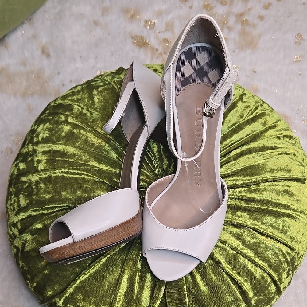 Burberry Women's Heels Size 38 1/2. Size 7.5 US. NEW!  Luxury. Designer. - Picture 9 of 14